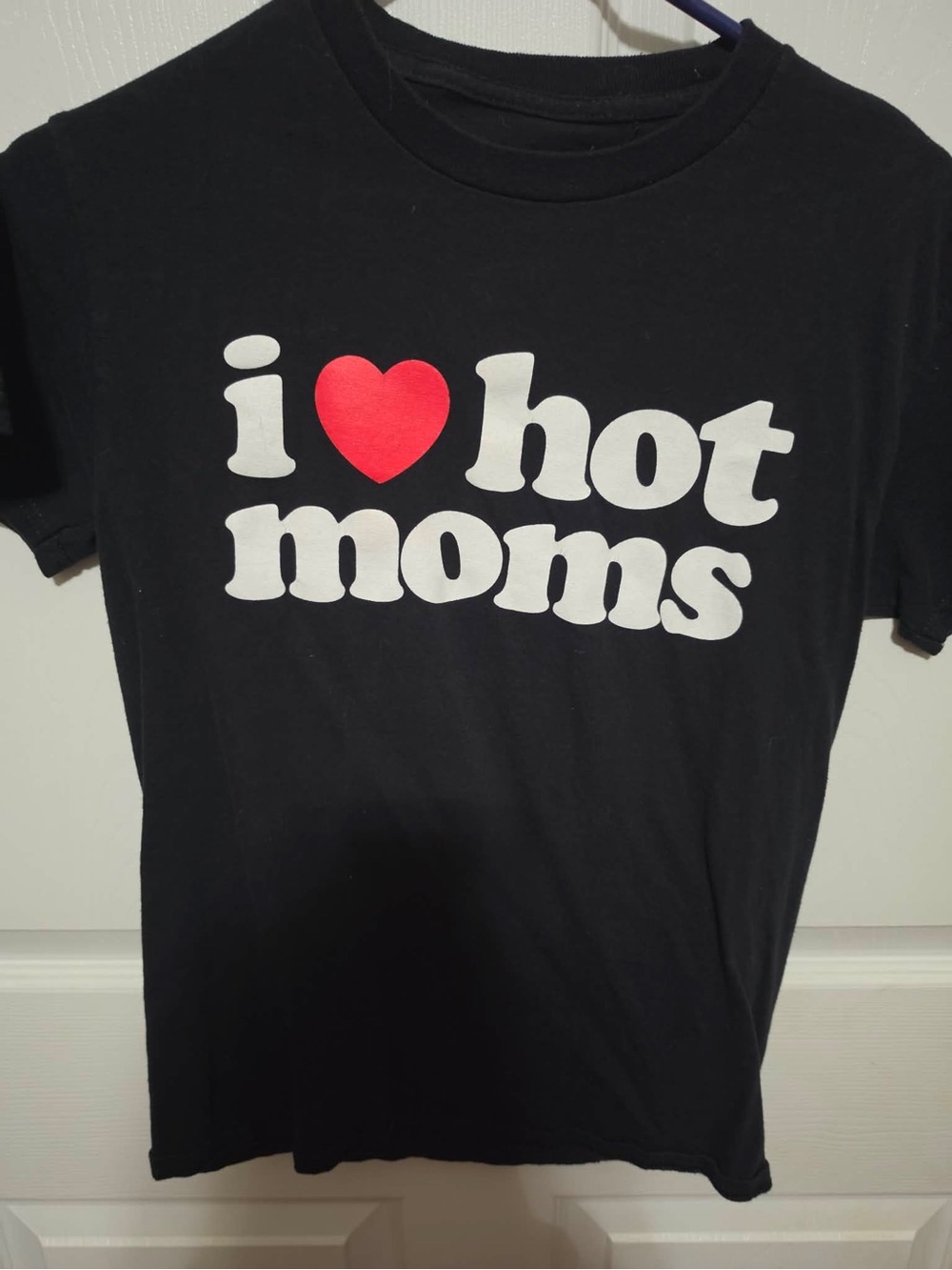 Men’s Black Graphic Short Sleeve Tee with Red Heart I ❤️ Hot Moms